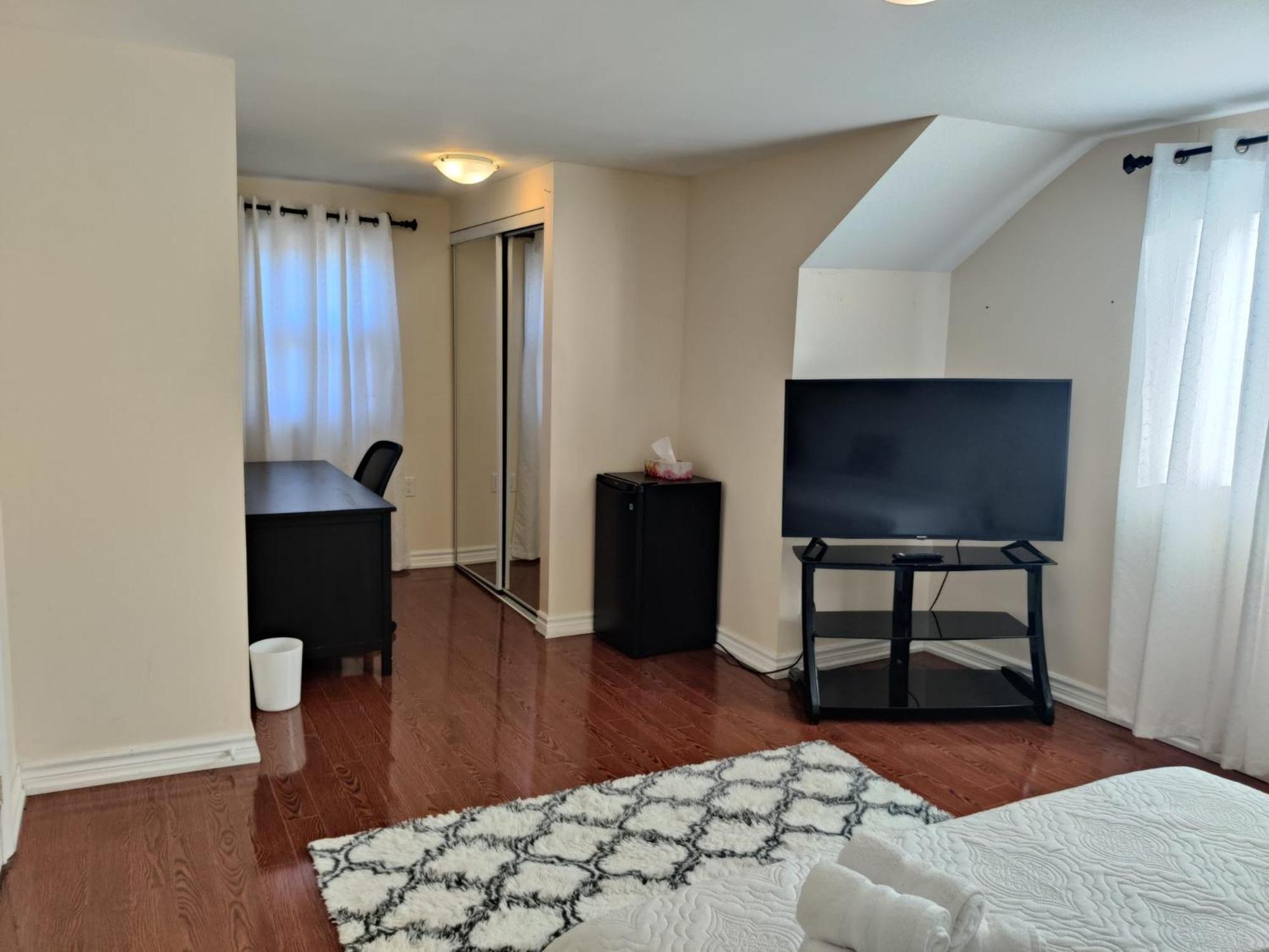 Spacious Mbr Near Kennedy Subway & Go Toronto Exterior photo